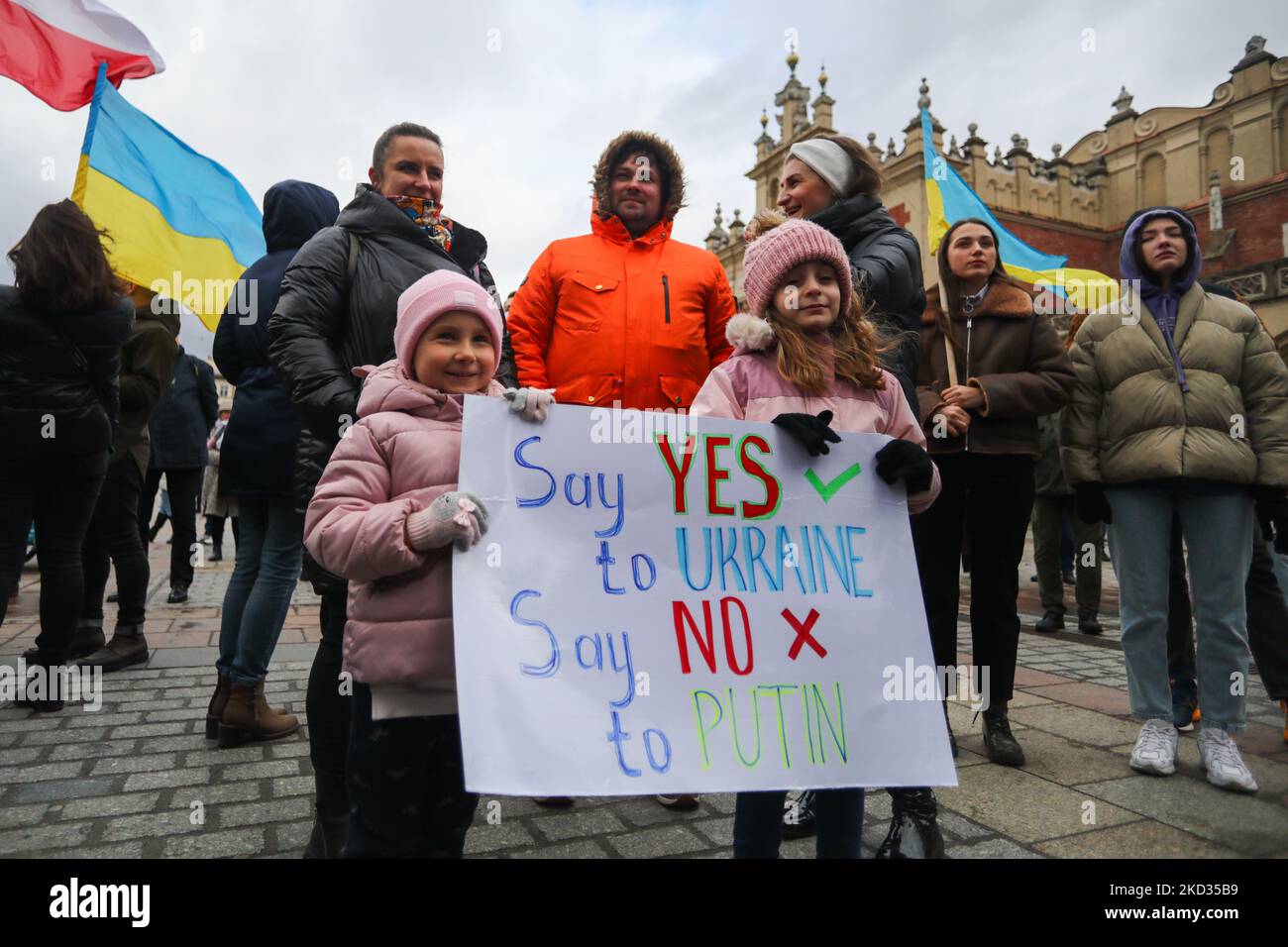 La gente partecipa alla protesta 'Stand with Ukraine' a Cracovia, Polonia, il 20 febbraio 2022. I leader occidentali accusano il presidente russo Vladimir Putin di massaggiare decine di migliaia di truppe intorno ai confini dell'Ucraina nelle ultime settimane in preparazione di un'invasione. (Foto di Beata Zawrzel/NurPhoto) Foto Stock