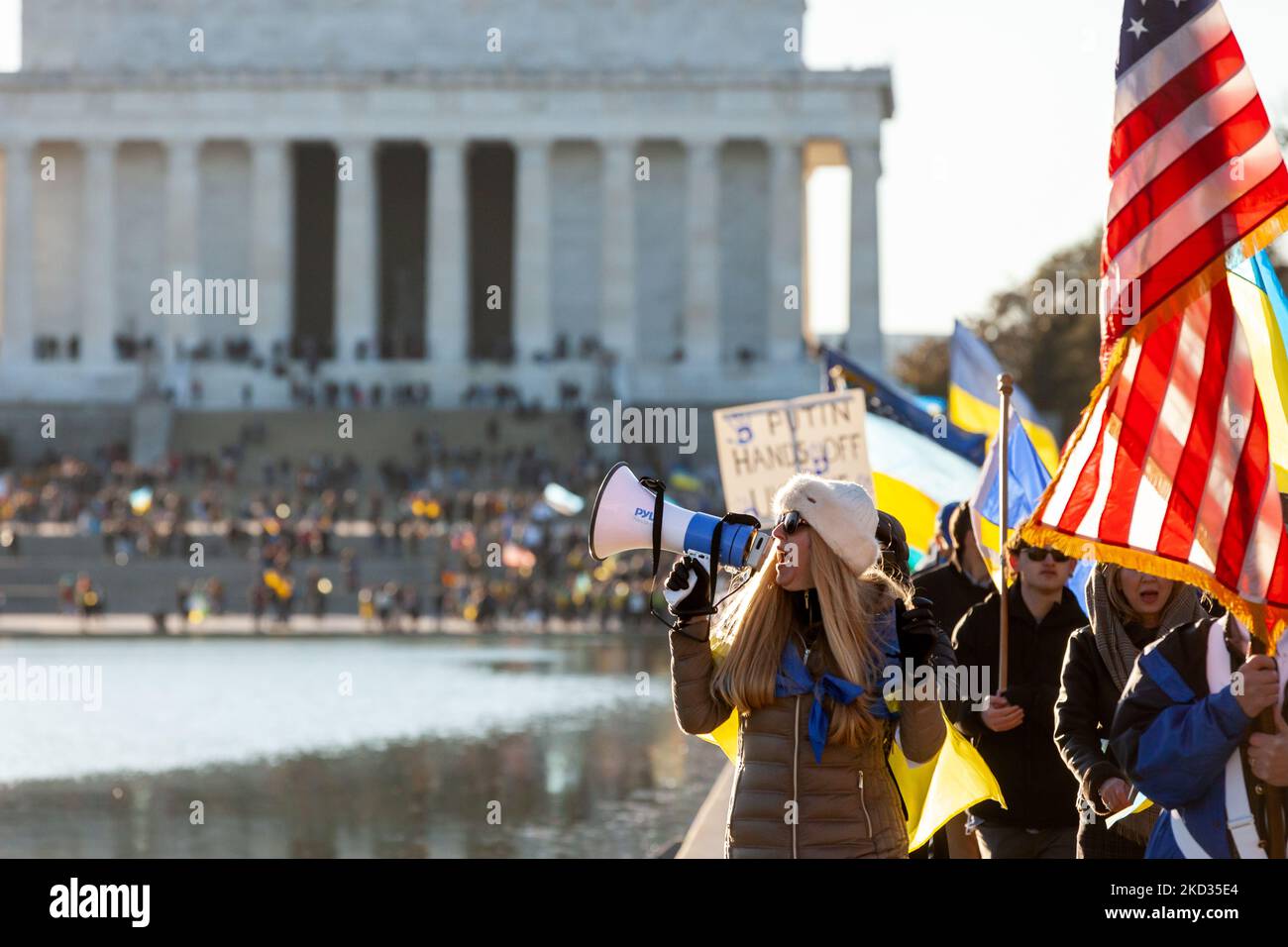 Un manifestante conduce una marcia alla Casa Bianca dopo un raduno di solidarietà per l’Ucraina. Migliaia di persone hanno partecipato all’evento a sostegno dell’indipendenza, della sovranità e dell’integrità territoriale dell’Ucraina, mentre il presidente russo Vladimir Putin minaccia l’invasione con decine di migliaia di truppe mobilitate al confine tra i due paesi. L'evento è stato sponsorizzato da Razom, un'organizzazione di advocacy Ucraina, e ha incluso una veglia per il Celeste cento / Nebesna Sotnia (quelli uccisi durante la Rivoluzione della dignità del 2014), così come una marcia alla Casa Bianca. (Foto di Allison Bailey/NurPho Foto Stock