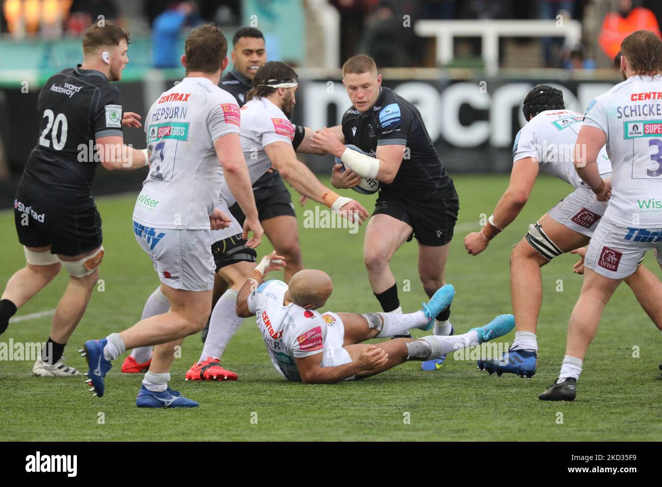 Tom Penny di Newcastle Falcons chiatte Tom o’Flaherty di Exeter Chiefs fuori strada durante la partita Gallagher Premiership tra Newcastle Falcons e Exeter Chiefs a Kingston Park, Newcastle domenica 20th febbraio 2022. (Foto di Chris Lisham/MI News/NurPhoto) Foto Stock