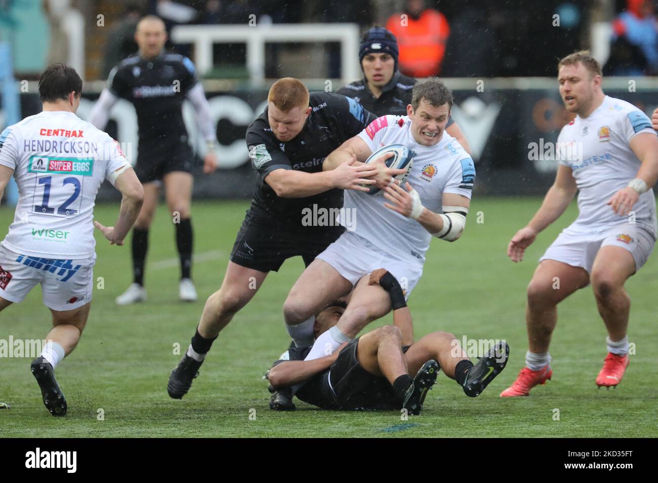 Ian Whitten di Exeter Chiefs è affrontato da Trevor Davison di Newcastle Falcons e Cameron Nordli-Kelemeti durante la partita Gallagher Premiership tra Newcastle Falcons ed Exeter Chiefs a Kingston Park, Newcastle, domenica 20th febbraio 2022. (Foto di Chris Lisham/MI News/NurPhoto) Foto Stock