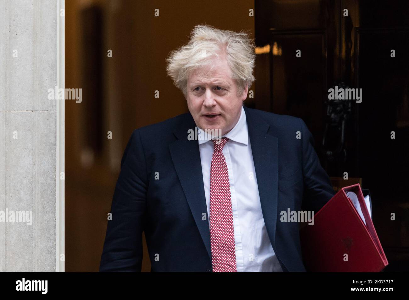 LONDRA, REGNO UNITO - 21 FEBBRAIO 2022: Il primo ministro britannico Boris Johnson lascia 10 Downing Street per la Camera dei Comuni per annunciare la strategia a lungo termine del governo sulla vita con Covid compresa la fine di tutte le restrizioni rimanenti per l'Inghilterra un mese all'inizio del 21 febbraio 2022 a Londra, Inghilterra. Boris Johnson dovrebbe confermare l'eliminazione del requisito legale di auto-isolamento dopo test positivi per il Covid-19 entro la fine di questa settimana e delineare un piano per ridurre il test libero universale. (Foto di Wiktor Szymanowicz/NurPhoto) Foto Stock