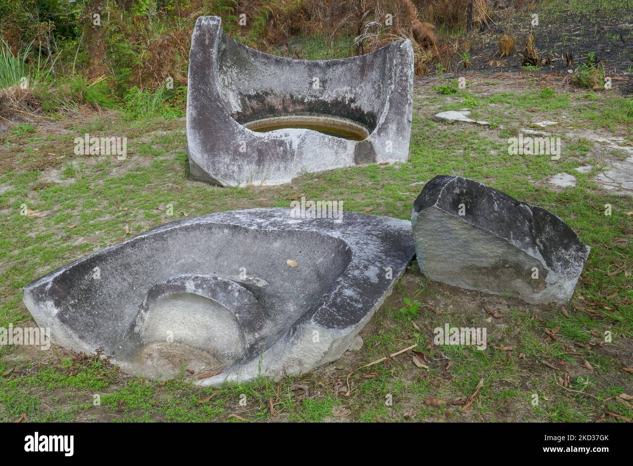 Misterioso antico megalito di vaso di pietra rotta conosciuto come Kalamba nel Parco Nazionale di Lore Lindu, Bada o valle di Napu, Sulawesi Centrale, Indonesia Foto Stock