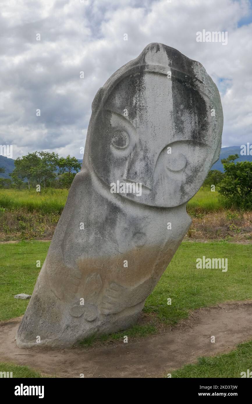 Misterioso megalito di pietra antico noto come Polindo in piedi in situ nel Parco Nazionale di Lore Lindu, Bada o valle di Napu, Sulawesi Centrale, Indonesia Foto Stock