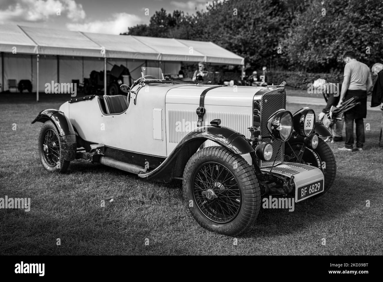 1930 Talbot 90 Brooklands Tourer ‘BF 6829’ in mostra al Race Day Airshow tenutosi a Shuttleworth il 2nd ottobre 2022 Foto Stock