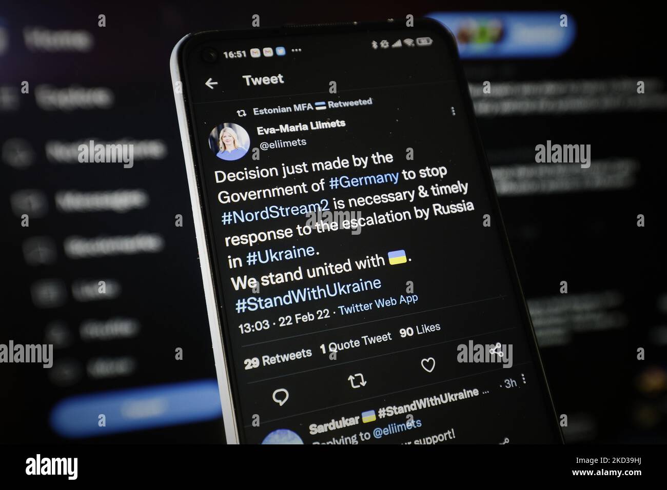 Il resoconto ufficiale di Twitter del ministro degli Esteri estone, Eva-Maria Liimets, è visto reagire alla notizia che il governo tedesco ha deciso di interrompere la certificazione del gasdotto Nord Stream 2 in un tweet in questa foto illustrativa a Varsavia, Polonia, il 22 febbraio 2022. (Foto di Str/NurPhoto) Foto Stock