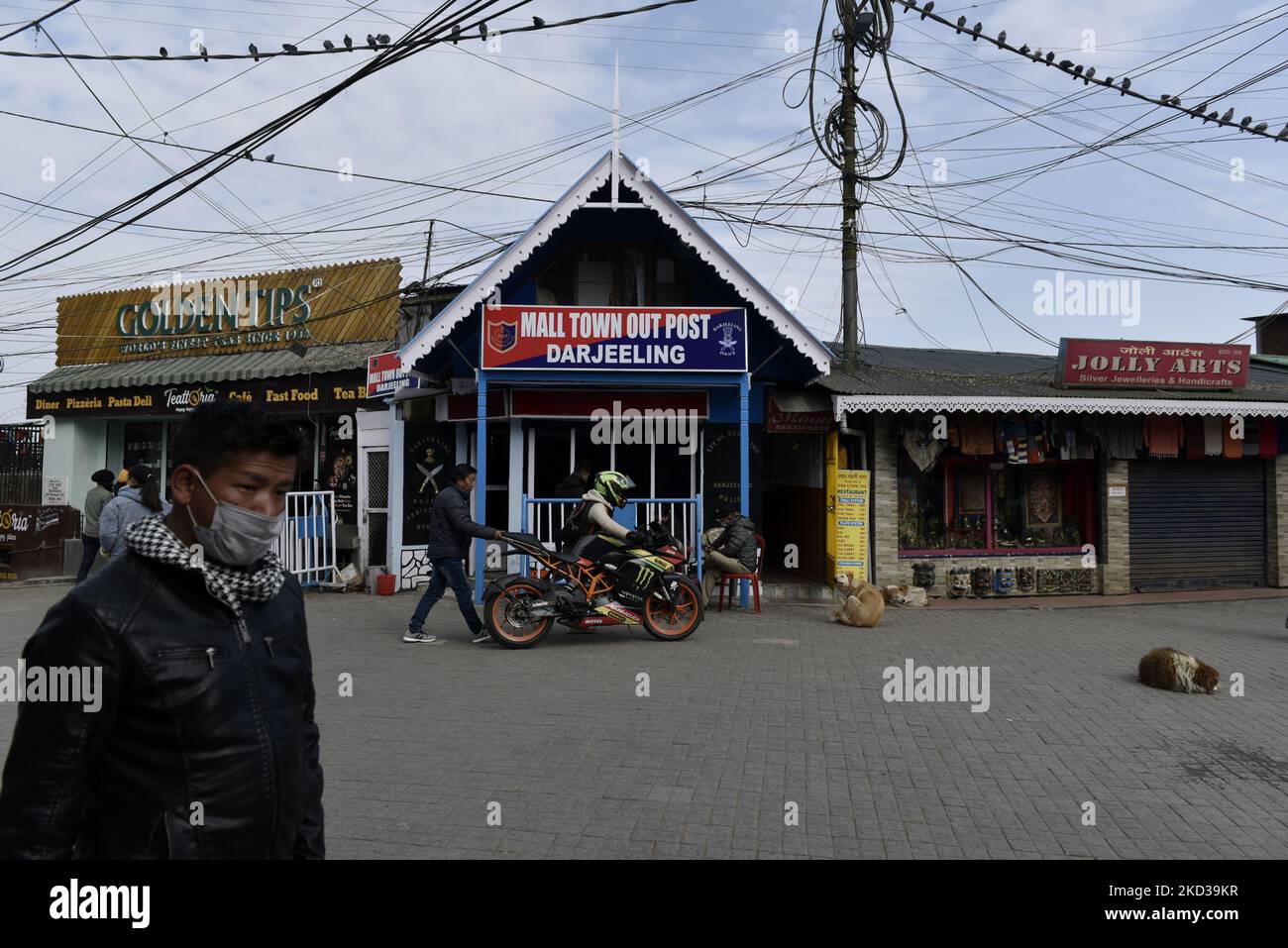 Un uomo passa davanti a una stazione di polizia vicino al centro commerciale Darjeeling, Bengala Occidentale, India, 22 febbraio 2022. Darjeeling è anche conosciuta come Regina delle colline. (Foto di Indranil Aditya/NurPhoto) Foto Stock