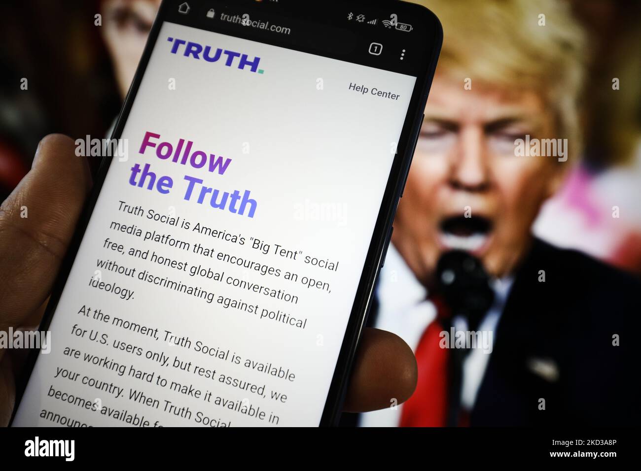 Il SITO WEB DELLA VERITÀ sociale è visto su un dispositivo mobile con un'immagine dell'ex presidente degli Stati Uniti Donald Trump sullo sfondo in questa foto illustrazione a Varsavia, Polonia, il 23 febbraio 2022. TRUTH Social è una piattaforma di social media recentemente sviluppata dal Trump Media and Technology Group (TMTG), il modello di Twitter. L’iniziativa è stata presa dopo che Trump stesso era stato bandito da Facebook e Twitter nel 2021. (Foto di Str/NurPhoto) Foto Stock