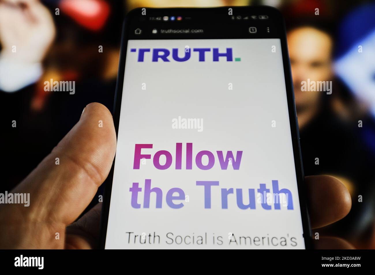 Il SITO WEB DELLA VERITÀ sociale è visto su un dispositivo mobile con un'immagine dell'ex presidente degli Stati Uniti Donald Trump sullo sfondo in questa foto illustrazione a Varsavia, Polonia, il 23 febbraio 2022. TRUTH Social è una piattaforma di social media recentemente sviluppata dal Trump Media and Technology Group (TMTG), il modello di Twitter. L’iniziativa è stata presa dopo che Trump stesso era stato bandito da Facebook e Twitter nel 2021. (Foto di Str/NurPhoto) Foto Stock