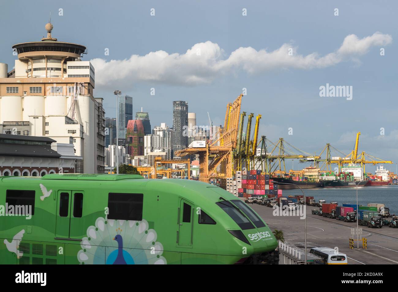 La monorotaia per l'isola turistica di Sentosa supera il Terminal Keppel del Porto di Singapore con parti del quartiere Centrale degli Affari sullo sfondo il Mercoledì 23 Febbraio 2022. Gli economisti di Singapore hanno mantenuto le stime del PIL del 2022 nel corso di una probabile ripresa dalla crisi del COVID-19. (Foto di Joseph Nair/NurPhoto) Foto Stock