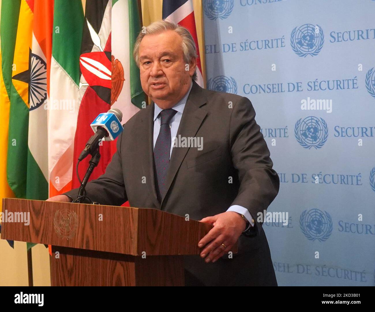 Il Segretario generale delle Nazioni Unite Antonio Guterres ha parlato con la stampa dopo aver esortato il presidente russo Vladimir Putin a fermare le sue truppe dall'attaccare l'Ucraina e a ''dare una chance alla pace'' durante la riunione di emergenza del Consiglio di sicurezza delle Nazioni Unite, che si è tenuta a fine mercoledì sera, il 23 febbraio 2022. (Foto di Selcuk Acar/NurPhoto) Foto Stock