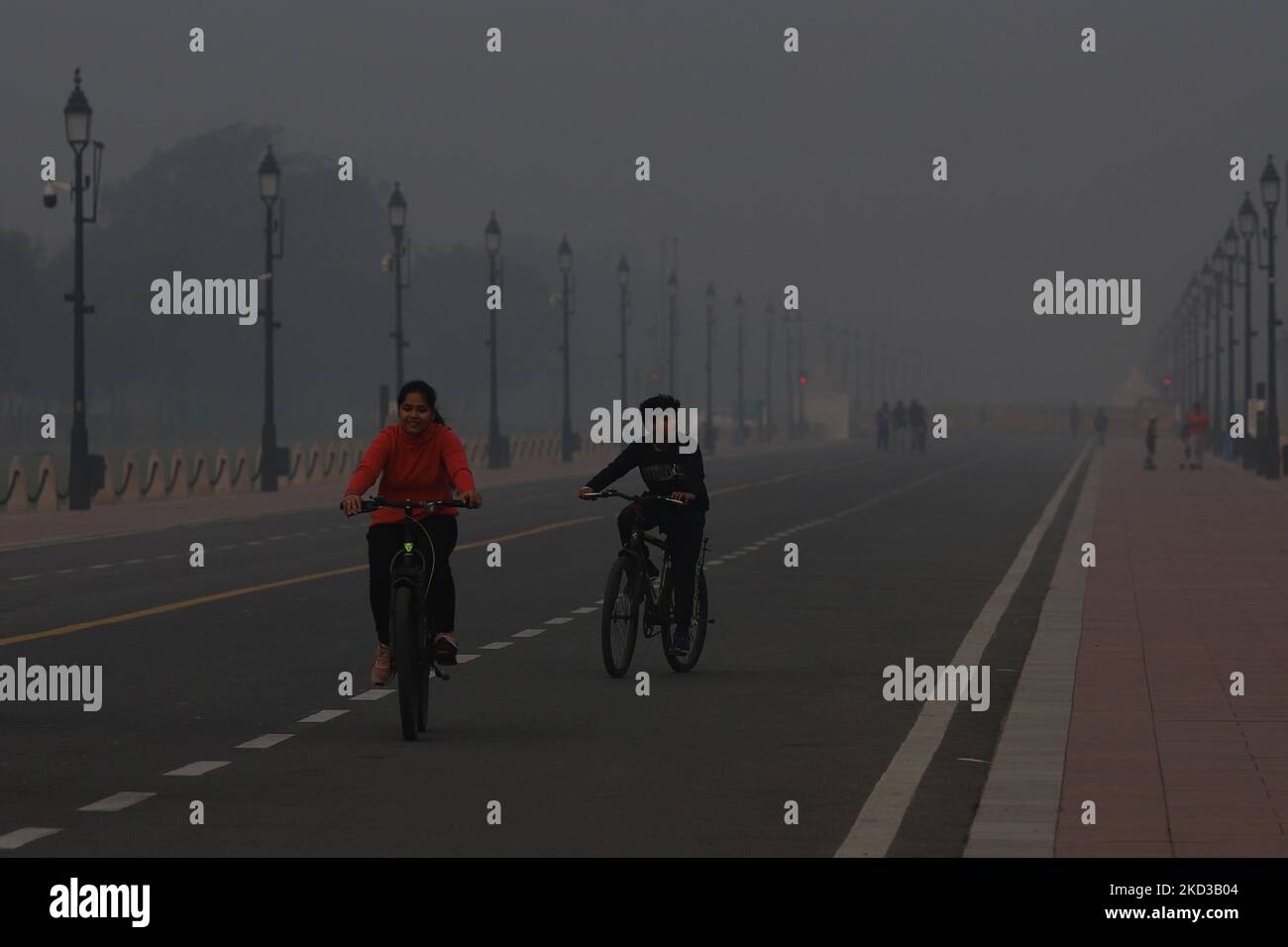 Nuova Delhi, India. 5th Nov 2022. I bambini percorrono in bicicletta il loro cammino lungo una strada vicino alla porta dell'India in mezzo a un pesante smog a Nuova Delhi. La qualità dell'aria di Delhi rimane 'Evere', che rappresenta il 30 per cento dell'inquinamento del PM2,5 nella capitale, l'indice di qualità dell'aria (AQI) a Noida (UP) è 529, 478 a Gurugram (Haryana) e 534 vicino a Dhirpur, tutti nella categoria 'severo'. (Credit Image: © Amarjeet Kumar Singh/SOPA Images via ZUMA Press Wire) Credit: ZUMA Press, Inc./Alamy Live News Foto Stock