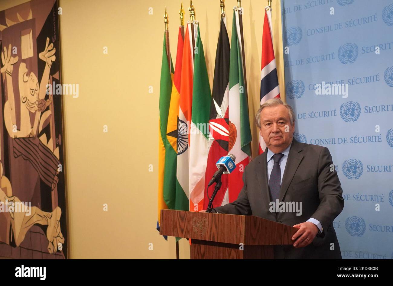 Il Segretario generale delle Nazioni Unite Antonio Guterres ha parlato con la stampa dopo aver esortato il presidente russo Vladimir Putin a fermare le sue truppe dall'attaccare l'Ucraina e a ''dare una chance alla pace'' durante la riunione di emergenza del Consiglio di sicurezza delle Nazioni Unite, che si è tenuta a fine mercoledì sera, il 23 febbraio 2022. (Foto di Selcuk Acar/NurPhoto) Foto Stock