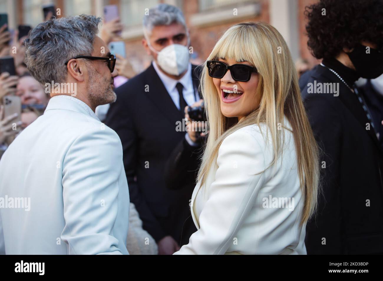Rita ora e Taika Waititi arrivano alla sfilata Fendi durante la settimana della Moda di Milano Autunno/Inverno 2022/2023 il 23 febbraio 2022 a Milano. (Foto di Mairo Cinquetti/NurPhoto) Foto Stock