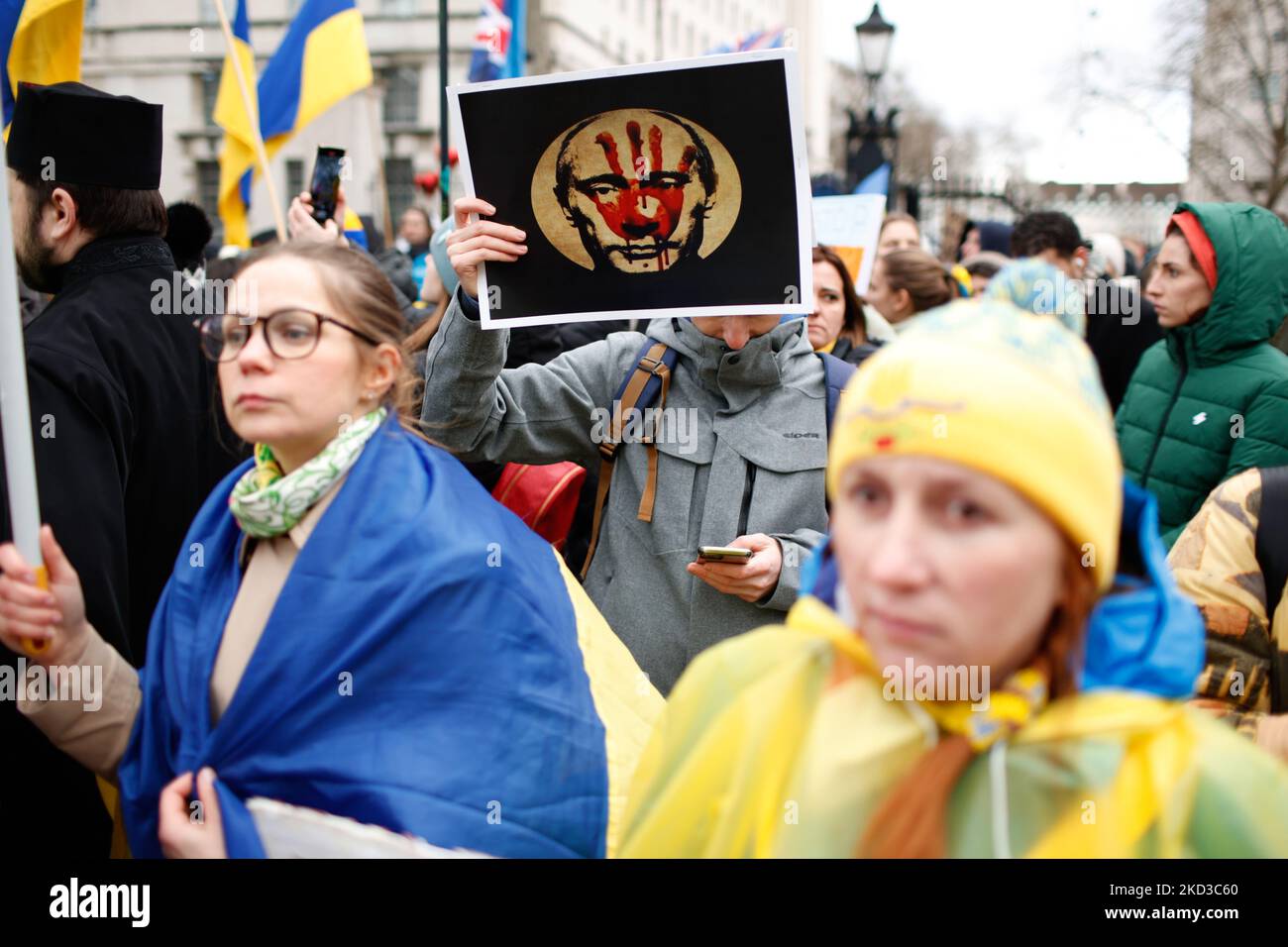 I dimostranti pro-Ucraina protestano contro l'invasione notturna dell'Ucraina da parte della Russia al di fuori di Downing Street a Whitehall a Londra, in Inghilterra, il 24 febbraio 2022. Il primo ministro britannico Boris Johnson si è dovuto rivolgere oggi ai parlamentari della Camera dei Comuni sulla crisi del 1700GMT. Ha già promesso di imporre enormi sanzioni economiche alla Russia in risposta all’invasione. (Foto di David Cliff/NurPhoto) Foto Stock