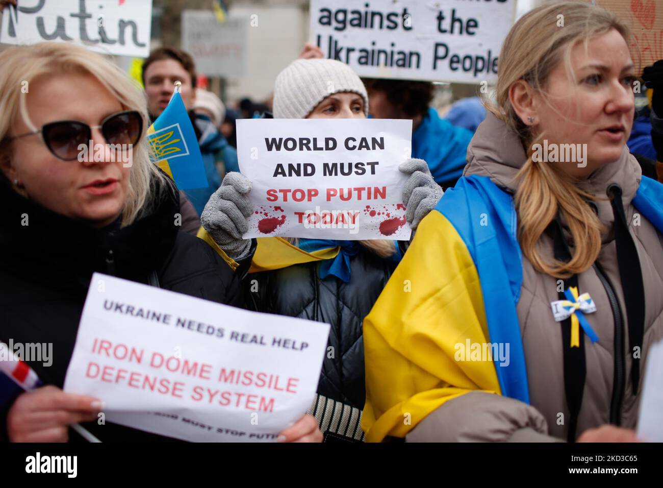 I dimostranti pro-Ucraina protestano contro l'invasione notturna dell'Ucraina da parte della Russia al di fuori di Downing Street a Whitehall a Londra, in Inghilterra, il 24 febbraio 2022. Il primo ministro britannico Boris Johnson si è dovuto rivolgere oggi ai parlamentari della Camera dei Comuni sulla crisi del 1700GMT. Ha già promesso di imporre enormi sanzioni economiche alla Russia in risposta all’invasione. (Foto di David Cliff/NurPhoto) Foto Stock