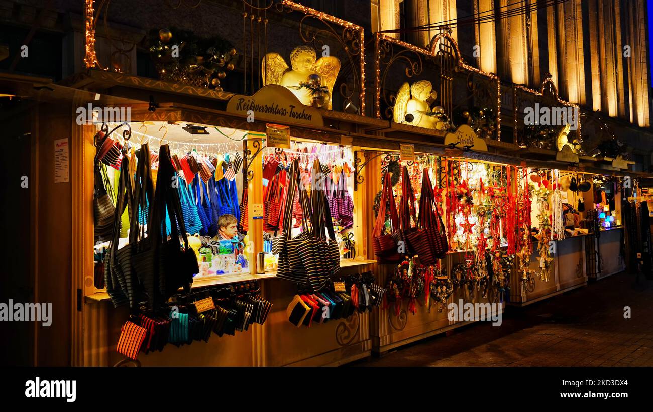 Bancarelle di Natale illuminate presso il tradizionale mercatino di Natale Engelchen-Markt di Düsseldorf/Germania. Foto Stock