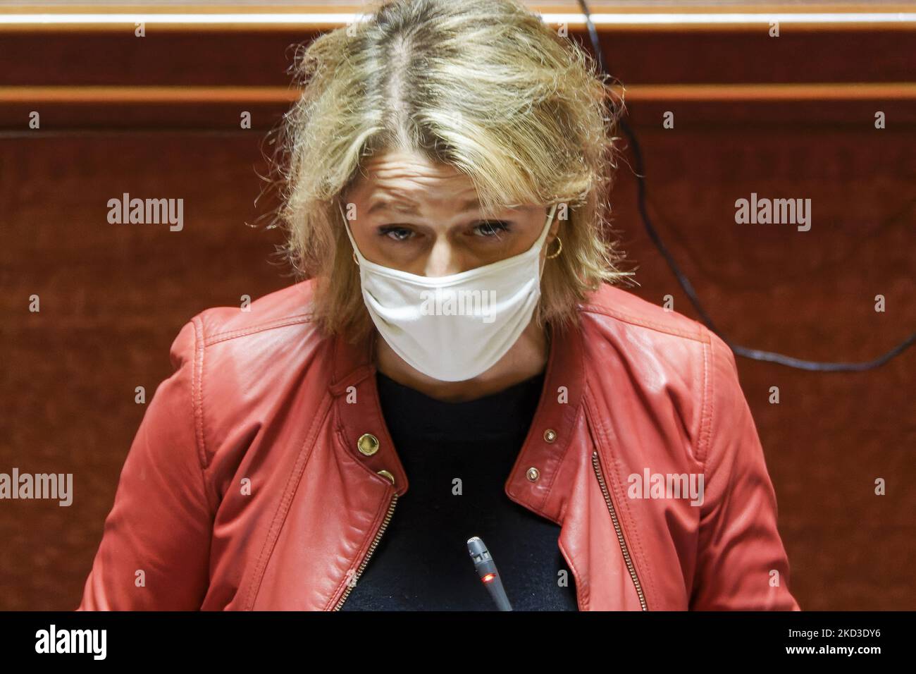 Il Ministro francese per la transizione ecologica Barbara Pompili interviene durante l'ultima sessione di interrogazioni al Governo al Senato francese prima delle elezioni presidenziali francesi - 23 febbraio 2022 (Foto di Daniel Pier/NurPhoto) Foto Stock