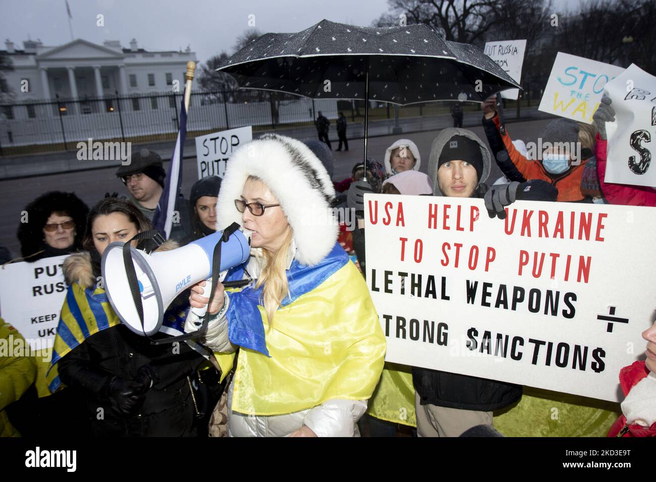 La gente al #Stand con la protesta Ucraina, molti dei quali sono ucraini o di discendenza Ucraina, ha chiesto al presidente degli Stati Uniti Joe Biden di imporre più severe conseguenze economiche sulla Russia al di fuori della Casa Bianca il giovedì, febbraio, 2022. All’inizio di quella mattina, un piccolo numero di persone ha protestato per l’invasione di Putin dell’Ucraina al di fuori dell’ambasciata russa. Le forze russe hanno lanciato più di 160 “missili balistici a corto raggio” nell’Ucraina orientale, costringendo i residenti a rifugiarsi nelle stazioni della metropolitana. (Foto di Zach Brien/NurPhoto) Foto Stock