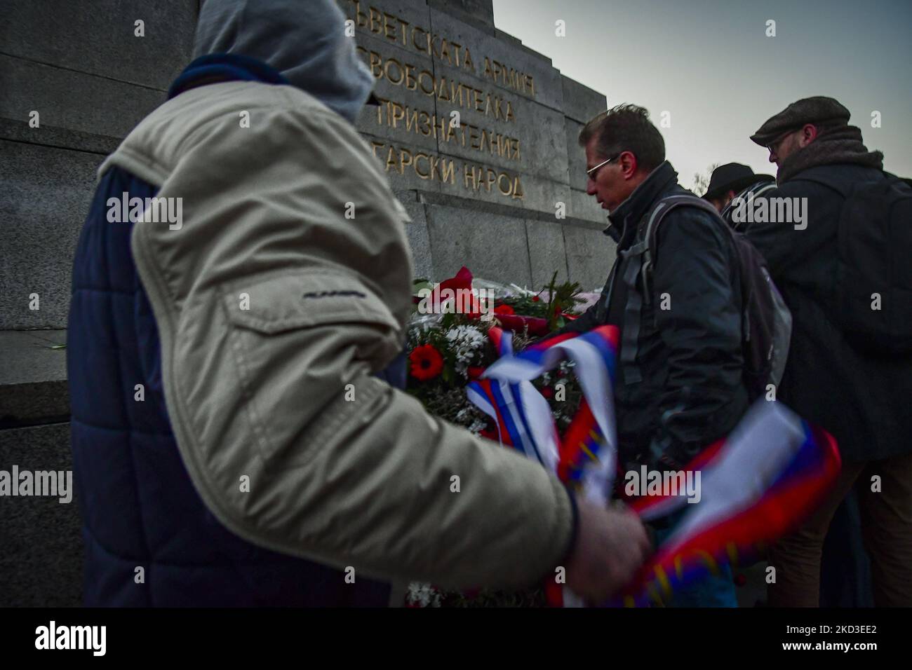 La gente lancia fiori e corone dal Monumento dell'esercito sovietico come protesta contro l'operazione militare russa contro l'Ucraina di fronte al Monumento dell'esercito sovietico a Sofia, Bulgaria il 24 febbraio 2022 (Foto di Georgi Paleykov/NurPhoto) Foto Stock