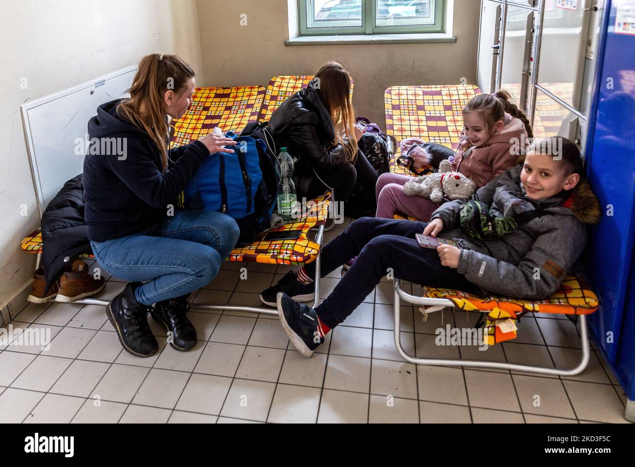 La famiglia Ucraina riposa sui letti del campeggio alla stazione ferroviaria di Przemysl mentre i primi migranti dall'Ucraina arrivano in Polonia dopo che la Russia bombardò il territorio ucraino il 25 febbraio 2022. Mentre l'esercito della Federazione Russa ha attraversato i confini ucraini, il conflitto tra Ucraina e Russia dovrebbe costringere alla fuga 5 milioni di ucraini. La maggior parte dei rifugiati cercherà asilo in Polonia. La maggior parte dei fuggiaschi arrivò a città di confine come Przemysl e si trasferì in città interne. (Foto di Dominika Zarzycka/NurPhoto) Foto Stock