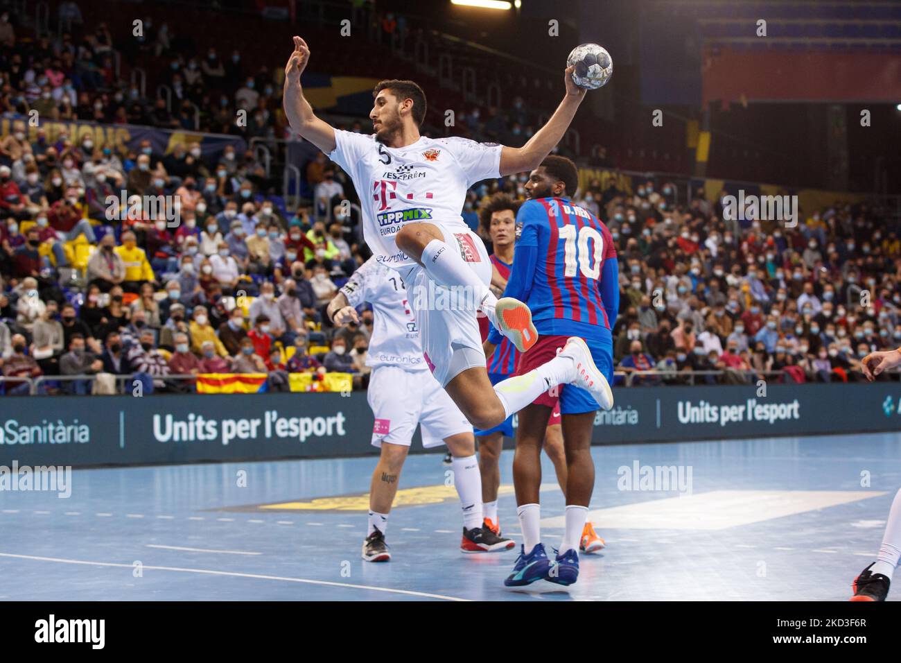 Yahia Khaled Fathy Omar di Telekom Veszprem HC in azione durante la partita della EHF Champions League tra il FC Barcelona e Telekom Veszprem HC al Palau Blaugrana di Barcellona, in Spagna, il 24 2022 febbraio. (Foto di DAX Images/NurPhoto) Foto Stock