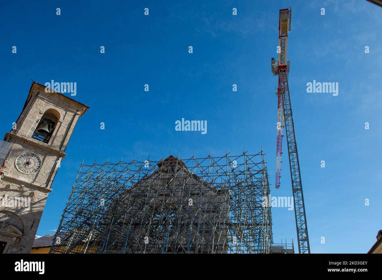 La ricostruzione di Norcia, una piccola città colpita dal terremoto del 2016. Il cantiere della Basilica di San Benedetto e del Municipio. A Norcia, Perugia, Italia, 25 febbraio 2022. (Foto di Riccardo Fabi/NurPhoto) Foto Stock