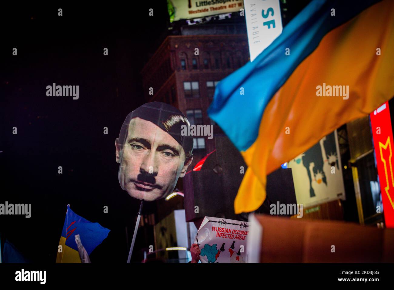 Un segno di confronto tra Vladimir Putin e Adolf Hitler si tiene durante una manifestazione a sostegno dell'Ucraina venerdì 25 febbraio 2022 a New York, New York. Le forze russe hanno invaso l'Ucraina all'inizio di questa settimana sotto l'ordine di Vladimir Putin. (Erin Lefevre/NurPhoto) (Foto di Erin Lefevre/NurPhoto) Foto Stock