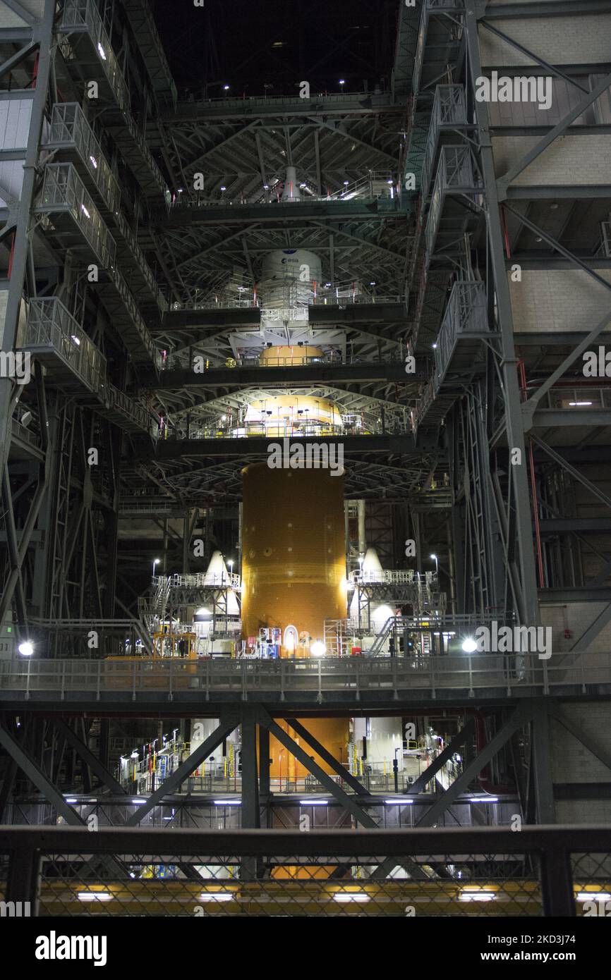 Artemis 1 si trova nel Vehicle Assembly Building del Kennedy Space Center, Florida, USA, con piattaforme di lavoro chiuse. Si sta preparando per una missione senza equipaggio sulla luna nel 2022 (Foto di George Wilson/NurPhoto) Foto Stock