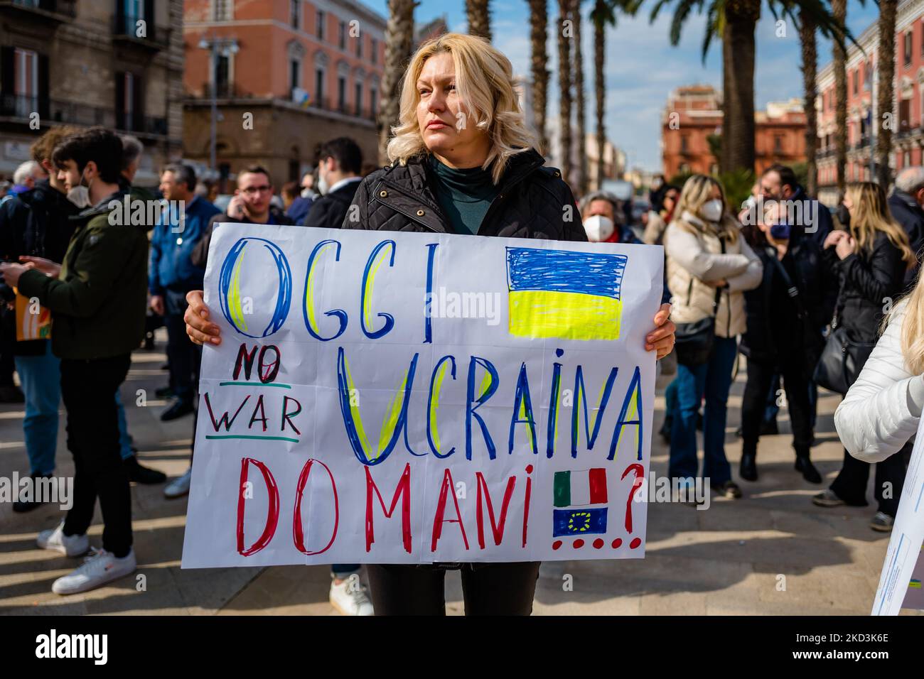 I manifestanti protestano con i cartelli nella piazza di fronte al comune di Bari contro la guerra in Ucraina che chiede la pace, a Bari, Italia, il 26 febbraio 2022. La manifestazione per la pace, organizzata dal Comitato per la pace di Bari, che riunisce un centinaio di associazioni, sindacati, partiti e movimenti, ha riunito sindaci, attivisti, cittadini e rappresentanti delle istituzioni locali. (Foto di Davide Pischettola/NurPhoto) Foto Stock