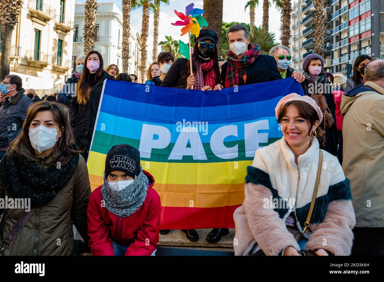 I manifestanti protestano con i cartelli nella piazza di fronte al comune di Bari contro la guerra in Ucraina che chiede la pace, a Bari, Italia, il 26 febbraio 2022. La manifestazione per la pace, organizzata dal Comitato per la pace di Bari, che riunisce un centinaio di associazioni, sindacati, partiti e movimenti, ha riunito sindaci, attivisti, cittadini e rappresentanti delle istituzioni locali. (Foto di Davide Pischettola/NurPhoto) Foto Stock