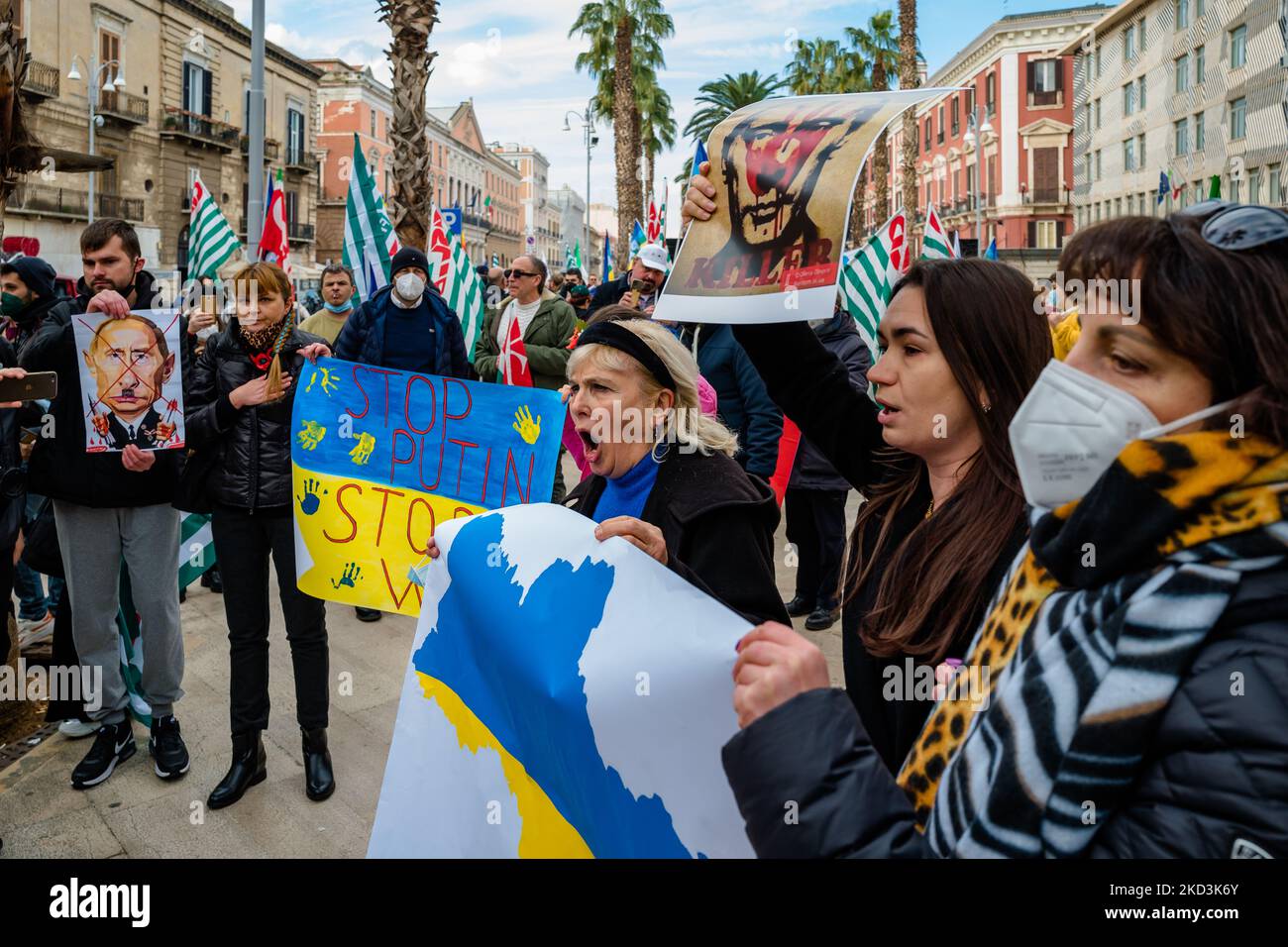 I manifestanti protestano con i cartelli nella piazza di fronte al comune di Bari contro la guerra in Ucraina che chiede la pace, a Bari, Italia, il 26 febbraio 2022. La manifestazione per la pace, organizzata dal Comitato per la pace di Bari, che riunisce un centinaio di associazioni, sindacati, partiti e movimenti, ha riunito sindaci, attivisti, cittadini e rappresentanti delle istituzioni locali. (Foto di Davide Pischettola/NurPhoto) Foto Stock