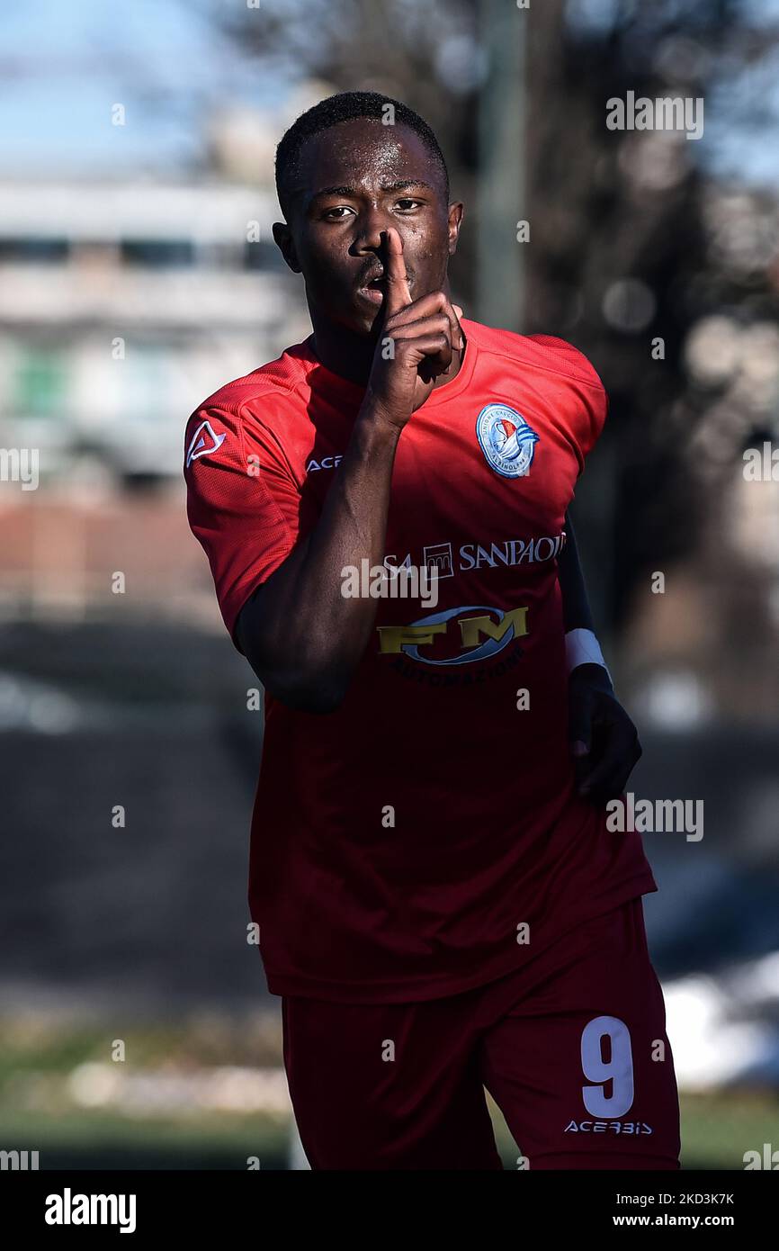 Mohamed Alì Zoma di U.C. AlbinoLeffe U19 festeggia dopo aver segnato il secondo gol della sua squadra durante la partita di calcio italiana Primavera 3 tra Pro Sesto 1913 U19 e UC AlbinoLeffe U19 allo stadio Breda di Sesto San Giovanni (mi), in Italia, il 26 febbraio 2022. (Foto di Michele Maraviglia/NurPhoto) Foto Stock
