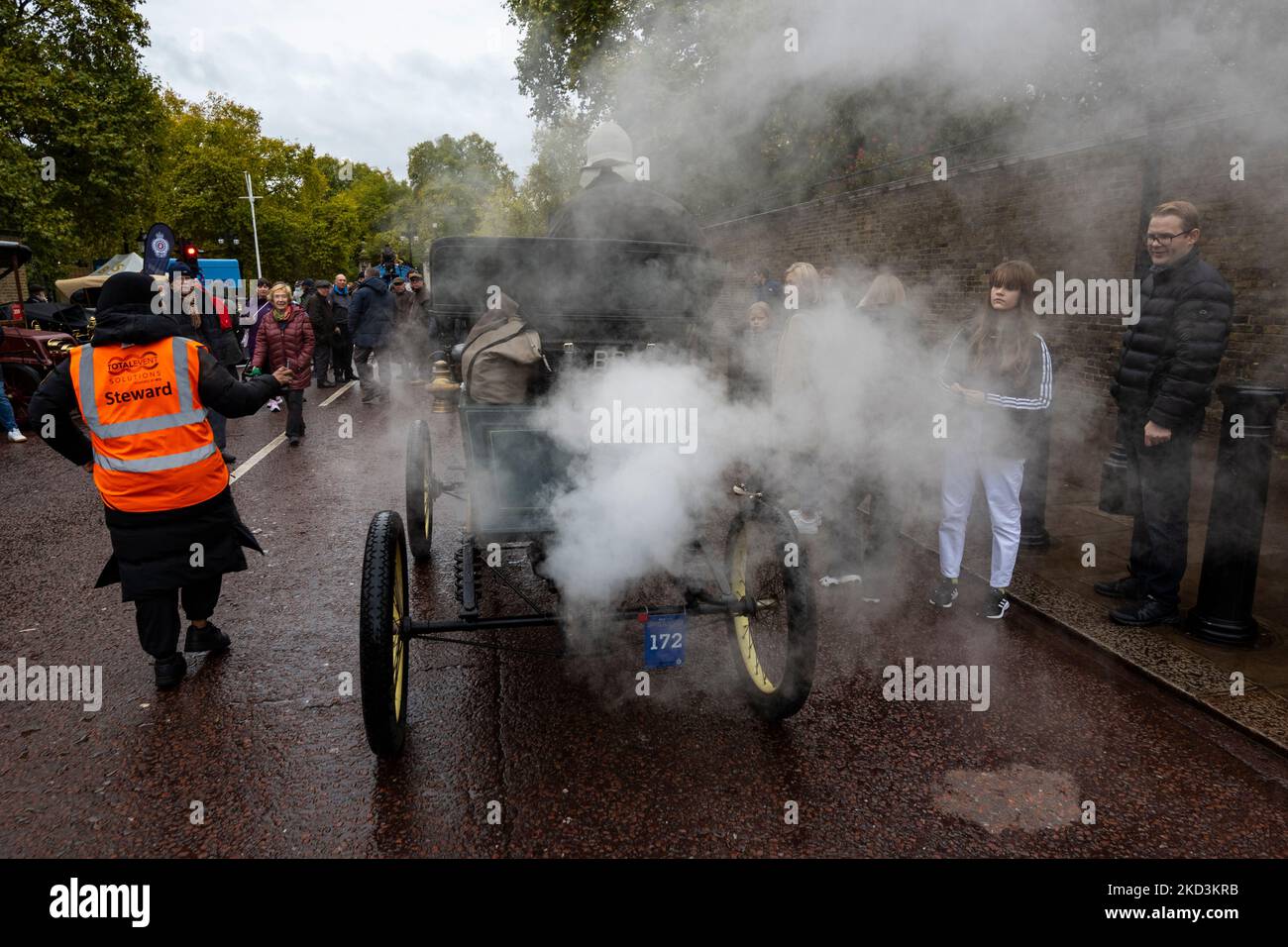 Londra, Regno Unito. 5 novembre 2022. Un veicolo viene spostato in un'esposizione di auto veterane a Malborough Road fuori dal Palazzo di St James. I veicoli saranno guidati nella RM Sotheby’s London a Brighton Veteran Car Run la mattina seguente, che si terrà per la 126th volta con partecipanti provenienti da tutto il mondo, ma purtroppo le previsioni meteo attuali sono per le forti piogge. Credit: Stephen Chung / Alamy Live News Foto Stock