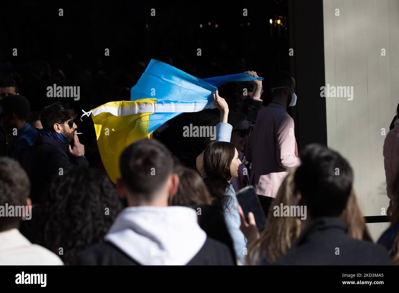 Pro Ukranian è presente alla sfilata di moda Dolce&amp; Gabbana durante la Fashion Week di Milano Autunno/Inverno 2022/2023 del 26th febbraio 2022 a Milano. (Foto di Cinzia Camela/LiveMedia/NurPhoto) Foto Stock