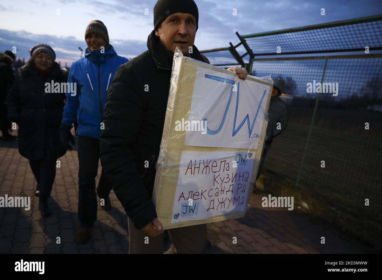 Un uomo è in possesso di una bandiera che offre aiuto dall'organizzazione Wittesse di Geova ai rifugiati ucraini che attraversano il confine ucraino-polacco dopo un attacco militare russo contro l'Ucraina. Medyka, Polonia il 25 febbraio 2022. L'invasione russa dell'Ucraina può causare un esodo di massa di rifugiati verso la Polonia. (Foto di Beata Zawrzel/NurPhoto) Foto Stock