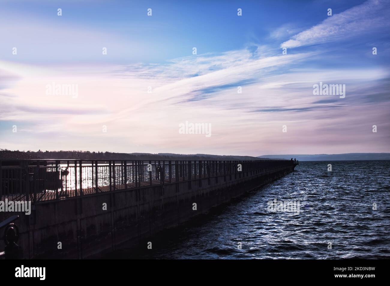 Due pescatori che pescano al largo del molo di Skaneateles sul lago Skaneateles nella regione dei Finger Lakes nella parte settentrionale dello stato di New York Foto Stock