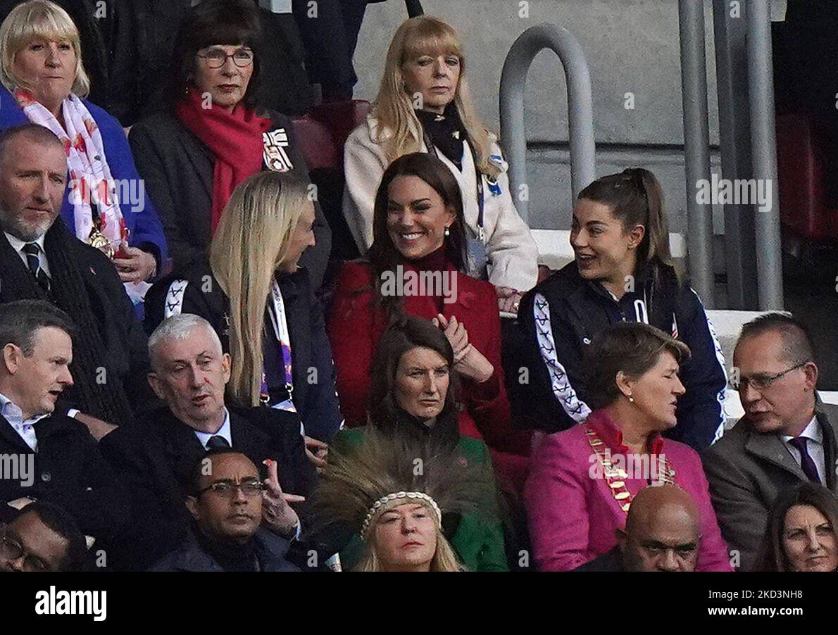 La principessa del Galles parla con i giocatori femminili inglesi Jodie Cunningham (a sinistra) e Emily Rudge negli stand durante la finale di Rugby League World Cup al DW Stadium, Wigan. Data immagine: Sabato 5 novembre 2022. Foto Stock