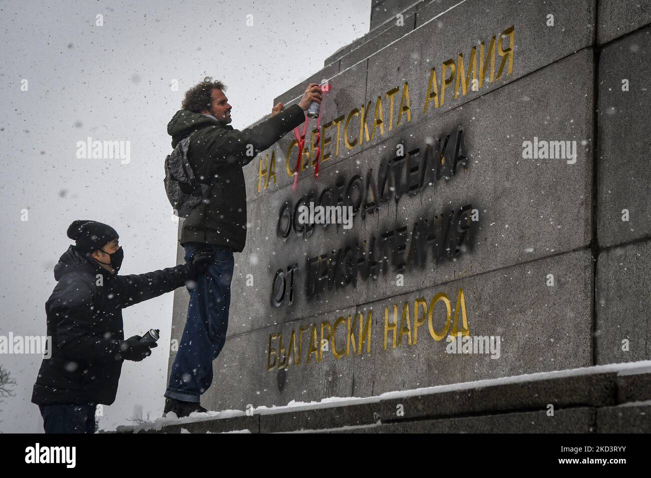 I dimostranti hanno dipinto a spruzzo il monumento dei soldati russi della seconda guerra mondiale presso il monumento commemorativo dell'Armata Rossa nel centro di Sofia. Dipinse 'occupanti', 'urderers'. Con lo spray nero hanno 'cratched' parte dell'iscrizione, nella parte dove dice 'liberatore' e 'dal popolo bulgaro riconoscente' a Sofia, Bulgaria il 27 Febbraio, 2022 (Foto di Georgi Paleykov/NurPhoto) Foto Stock