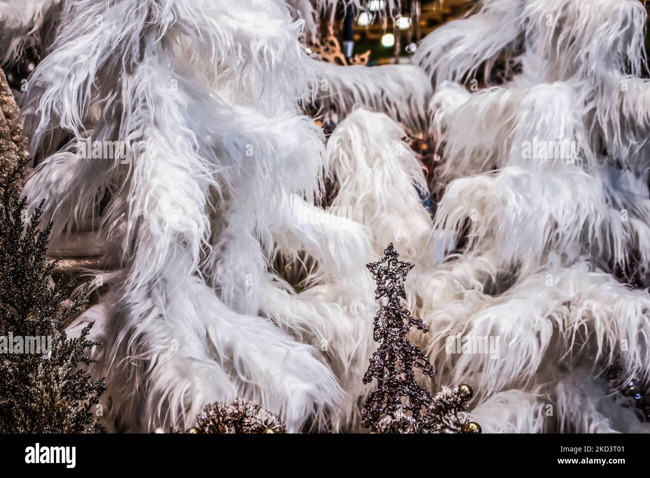 Pelliccia neve albero di Natale sfondo in bianco e viola - parzialmente sfocato - unico e grazioso Foto Stock