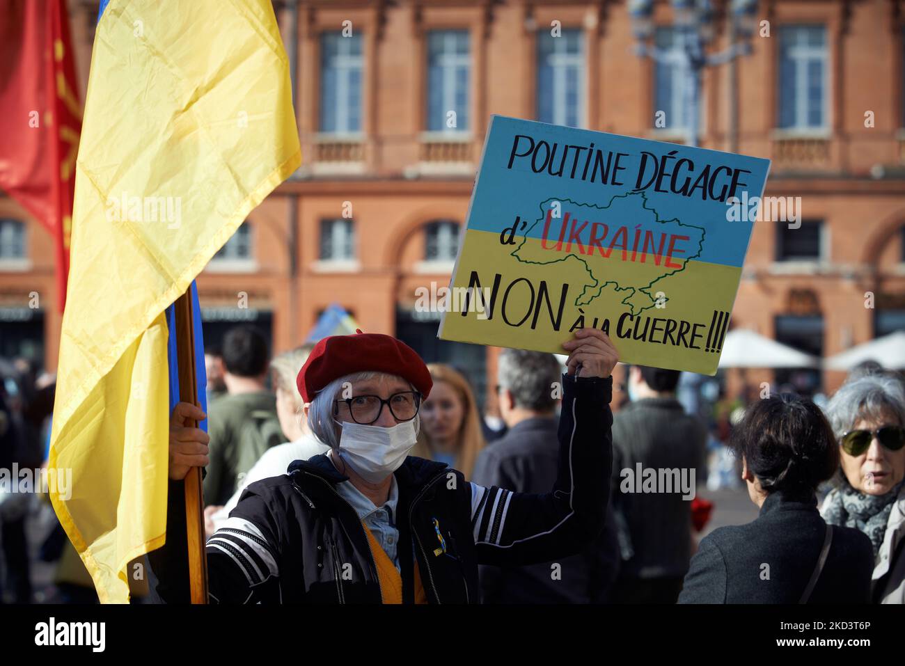 Un manifestante ha un placardr che sta per “Putin esce dall’Ucraina”. No alla guerra". Migliaia di persone hanno marciato a Tolosa contro la guerra condotta dal presidente russo Vladimir Putin contro l'Ucraina a meno di una settimana dall'inizio dell'offensiva. Gli ucraini erano numerosi perché Tolosa ha un'importante comunità di ucraini. Tolosa è gemellare con Kiev. La Francia ha chiuso il proprio spazio aereo agli aeromobili russi e la Russia sta gradualmente interrando il sistema bancario SWIFT. Putin ha affermato di aver messo le sue forze di difesa nucleari in alto allarme. Tolosa. Francia. Febbraio 27th 2021. (Foto di Alain Pitton/NurPhoto) Foto Stock