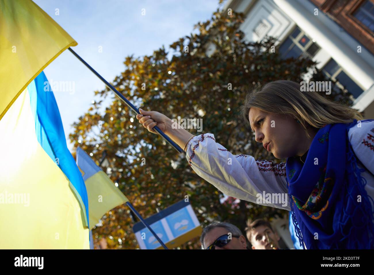 Una donna alza la bandiera ucraina durante la marcia. Migliaia di persone hanno marciato a Tolosa contro la guerra condotta dal presidente russo Vladimir Putin contro l'Ucraina a meno di una settimana dall'inizio dell'offensiva. Gli ucraini erano numerosi perché Tolosa ha un'importante comunità di ucraini. Tolosa è gemellare con Kiev. La Francia ha chiuso il proprio spazio aereo agli aeromobili russi e la Russia sta gradualmente interrando il sistema bancario SWIFT. Putin ha affermato di aver messo le sue forze di difesa nucleari in alto allarme. Tolosa. Francia. Febbraio 27th 2021. (Foto di Alain Pitton/NurPhoto) Foto Stock