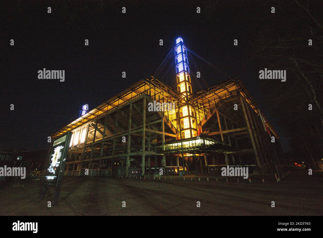 lo stadio rhein Energy è illuminato con luci blu e gialle per mostrare la loro solidarietà alla crisi Ukaine (Photo by Ying Tang/NurPhoto) Foto Stock