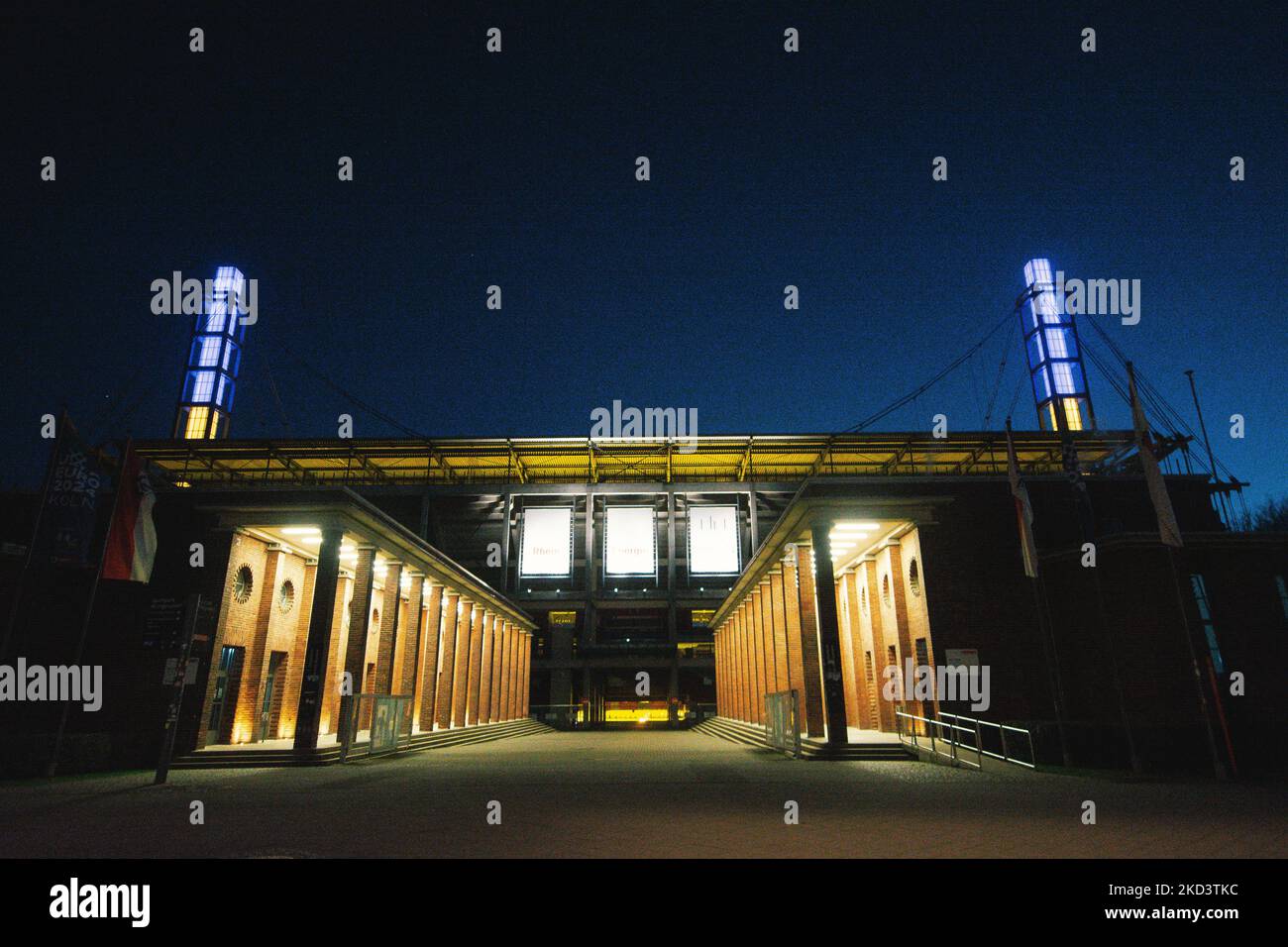 Lo stadio Rhein Energy è illuminato con luci blu e gialle per mostrare la loro solidarietà alla crisi Ukaine (Photo by Ying Tang/NurPhoto) Foto Stock