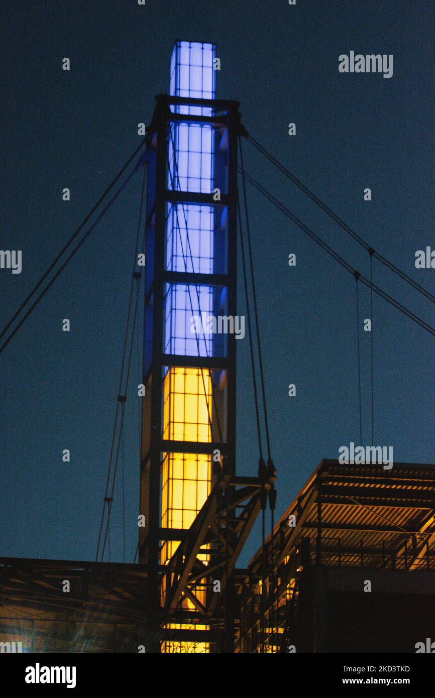 lo stadio rhein Energy è illuminato con luci blu e gialle per mostrare la loro solidarietà alla crisi Ukaine (Photo by Ying Tang/NurPhoto) Foto Stock