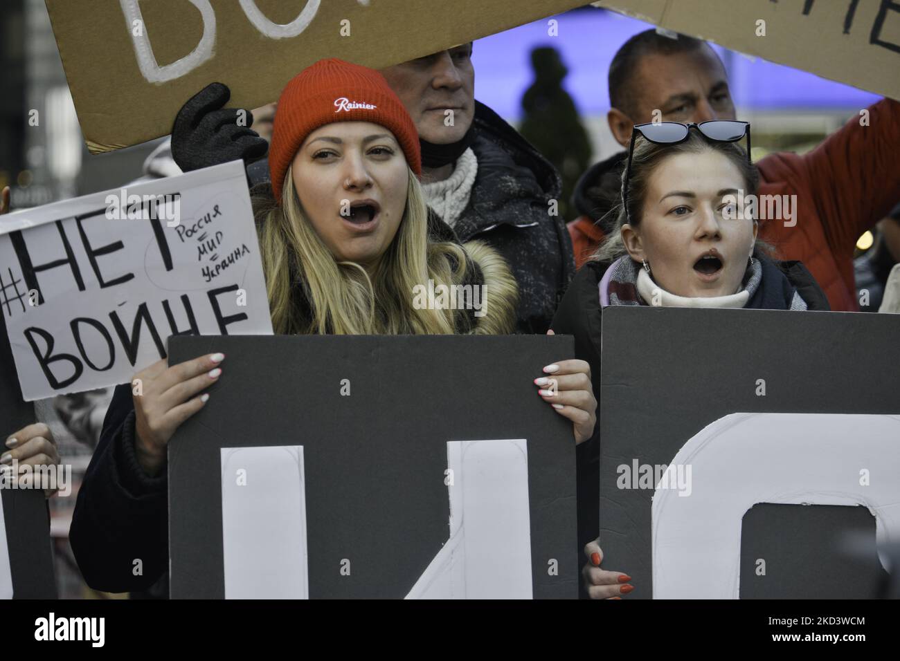 Centinaia di persone si riuniscono per un raduno "Stand with Ukraine" a Times Square il 27 febbraio 2022 a New York City. Ucraini, ucraini-americani e alleati si sono riuniti per mostrare sostegno all'Ucraina e protestare contro l'invasione russa. (Foto di Deccio Serrano/NurPhoto) Foto Stock