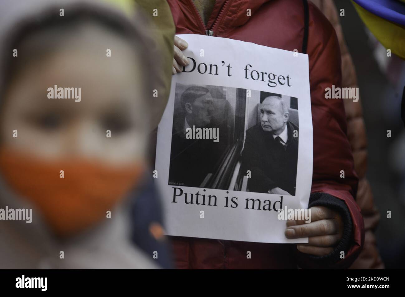 Centinaia di persone si riuniscono per un raduno "Stand with Ukraine" a Times Square il 27 febbraio 2022 a New York City. Ucraini, ucraini-americani e alleati si sono riuniti per mostrare sostegno all'Ucraina e protestare contro l'invasione russa. (Foto di Deccio Serrano/NurPhoto) Foto Stock