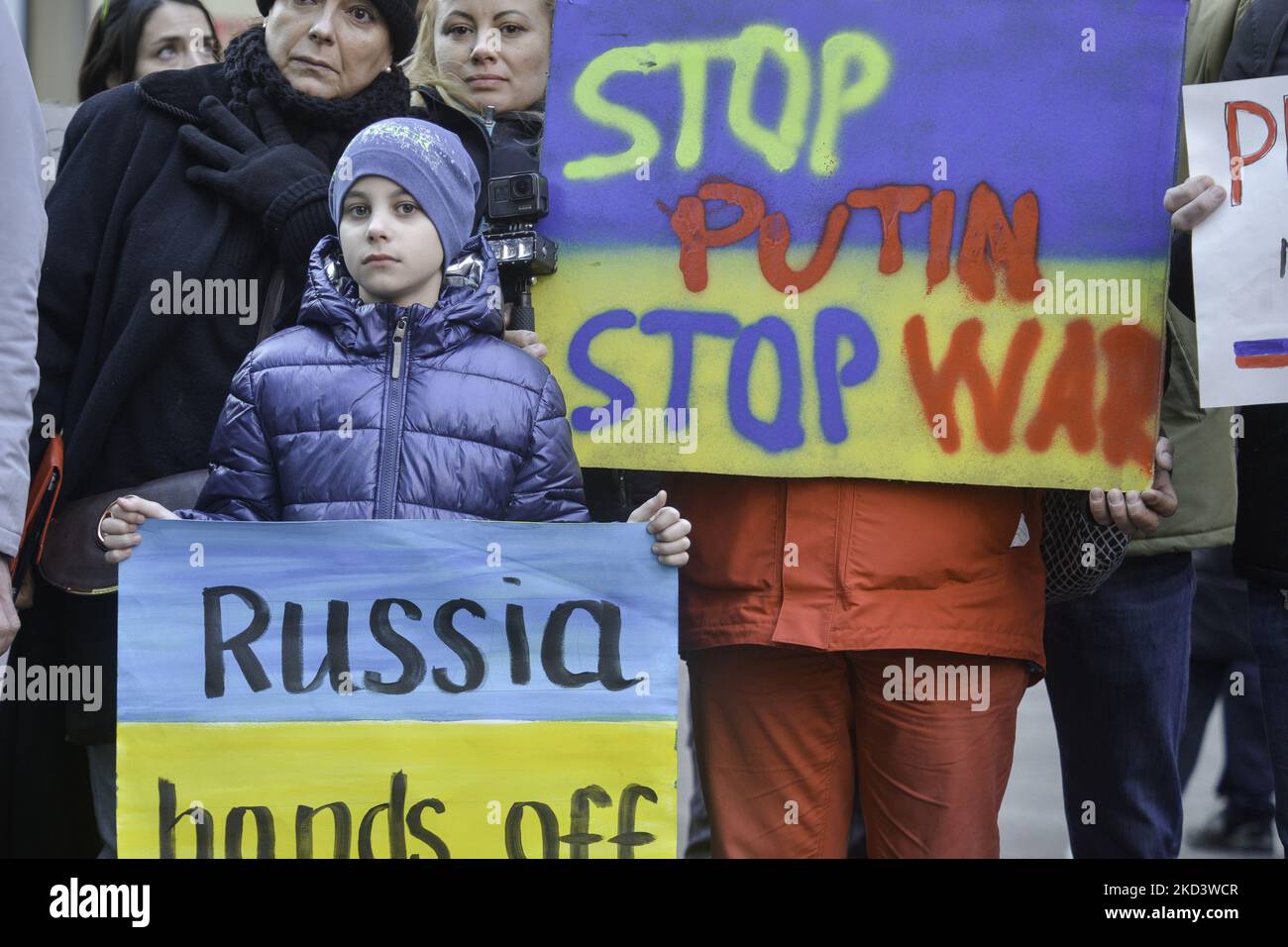 Centinaia di persone si riuniscono per un raduno "Stand with Ukraine" a Times Square il 27 febbraio 2022 a New York City. Ucraini, ucraini-americani e alleati si sono riuniti per mostrare sostegno all'Ucraina e protestare contro l'invasione russa. (Foto di Deccio Serrano/NurPhoto) Foto Stock
