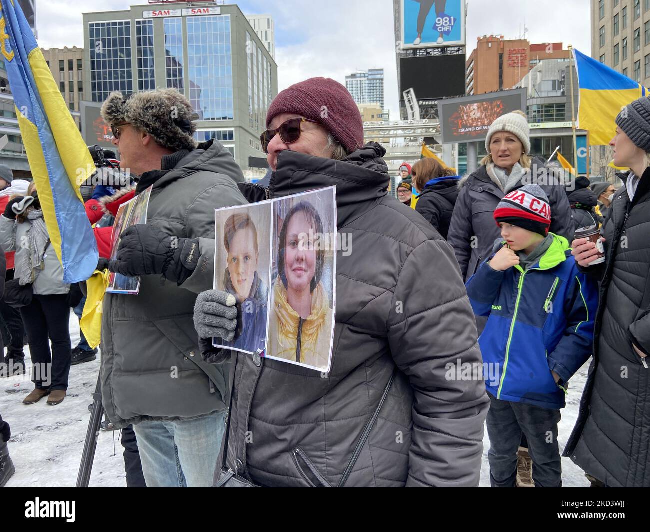 Migliaia di persone hanno marciato nel centro di Toronto contro l'invasione russa di Ukrine domenica 27 febbraio 2022. Persone che trasportano bandiere ucraine e segnali anti-Vladimir Putin si sono riunite a Piazza Yonge e Dundas, e hanno marciato verso Piazza Nathan Phillips in solidarietà con il popolo ucraino. (Foto di Sayed Najafizada/NurPhoto) Foto Stock