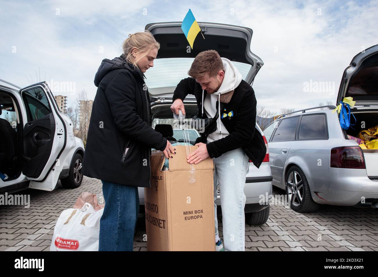 Mobilitazione per la raccolta di forniture e medicinali da inviare in Ucraina, a Pisa, Italia, il 27 febbraio 2022. Dopo il grande attacco russo contro l'Ucraina, con le truppe russe che invadono il paese, la comunità degli ucraini che vivono a Pisa si sta organizzando con una rete nata spontaneamente per raccogliere e inviare in patria cibo e prodotti farmaceutici. (Foto di Enrico Mattia del Punta/NurPhoto) Foto Stock