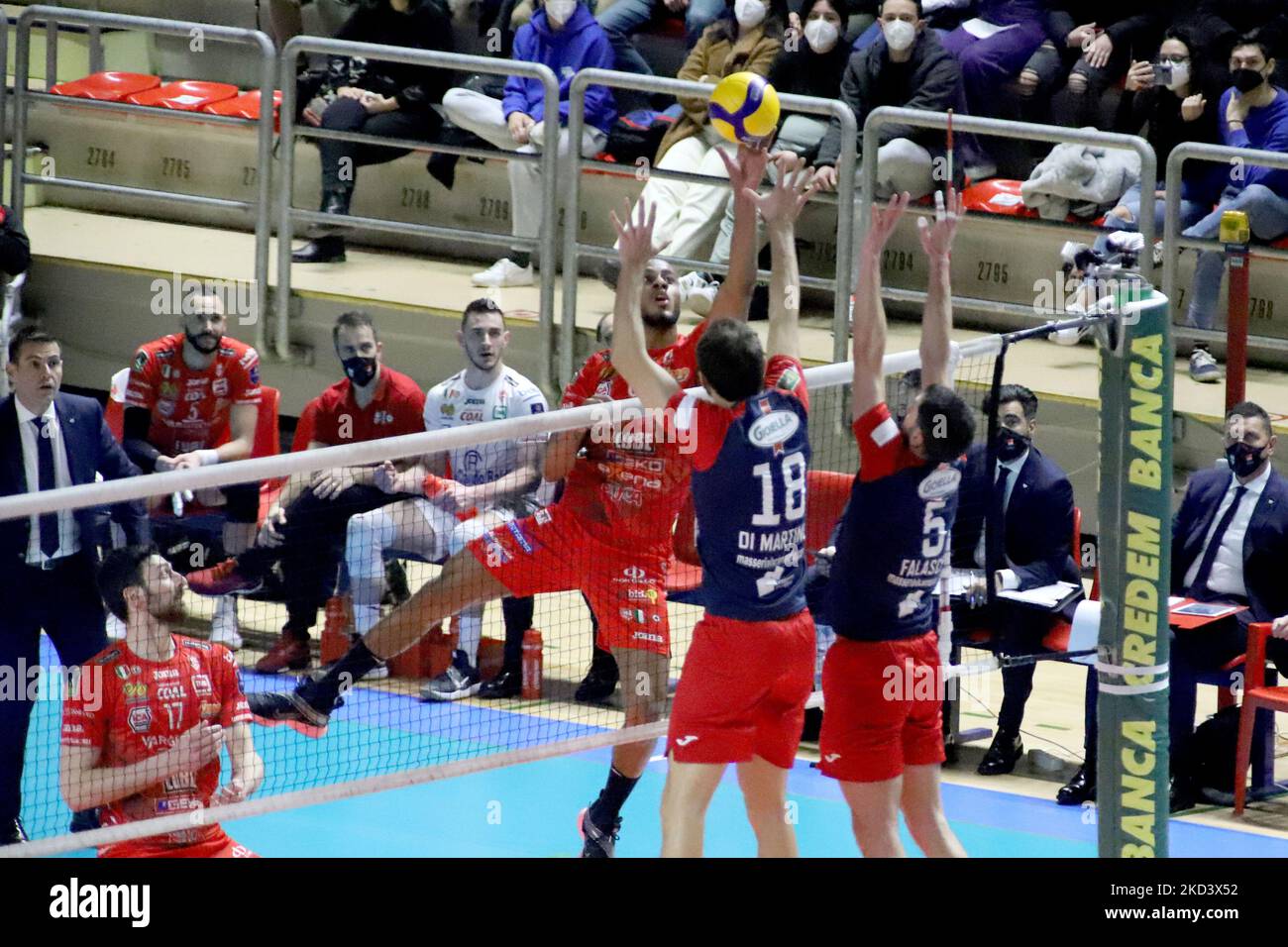 Ricardo Lucarelli Souza Lube Civitanova attacco lob. Durante il Volley Campionato Italiano Serie A Men Superleague Prisma Taranto vs Cucine Lube Civitanova il 27 febbraio 2022 al PalaMazzola di Taranto (Foto di Giuseppe leva/LiveMedia/NurPhoto) Foto Stock